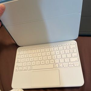 NEW Apple - Magic Keyboard Folio for iPad 10.9-inch - White